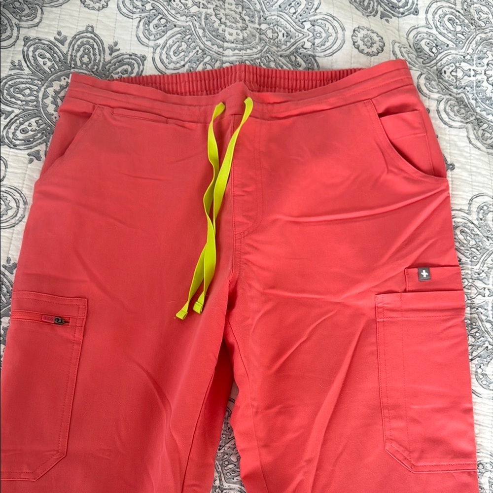 Figs Yola
Size M
Hot coral